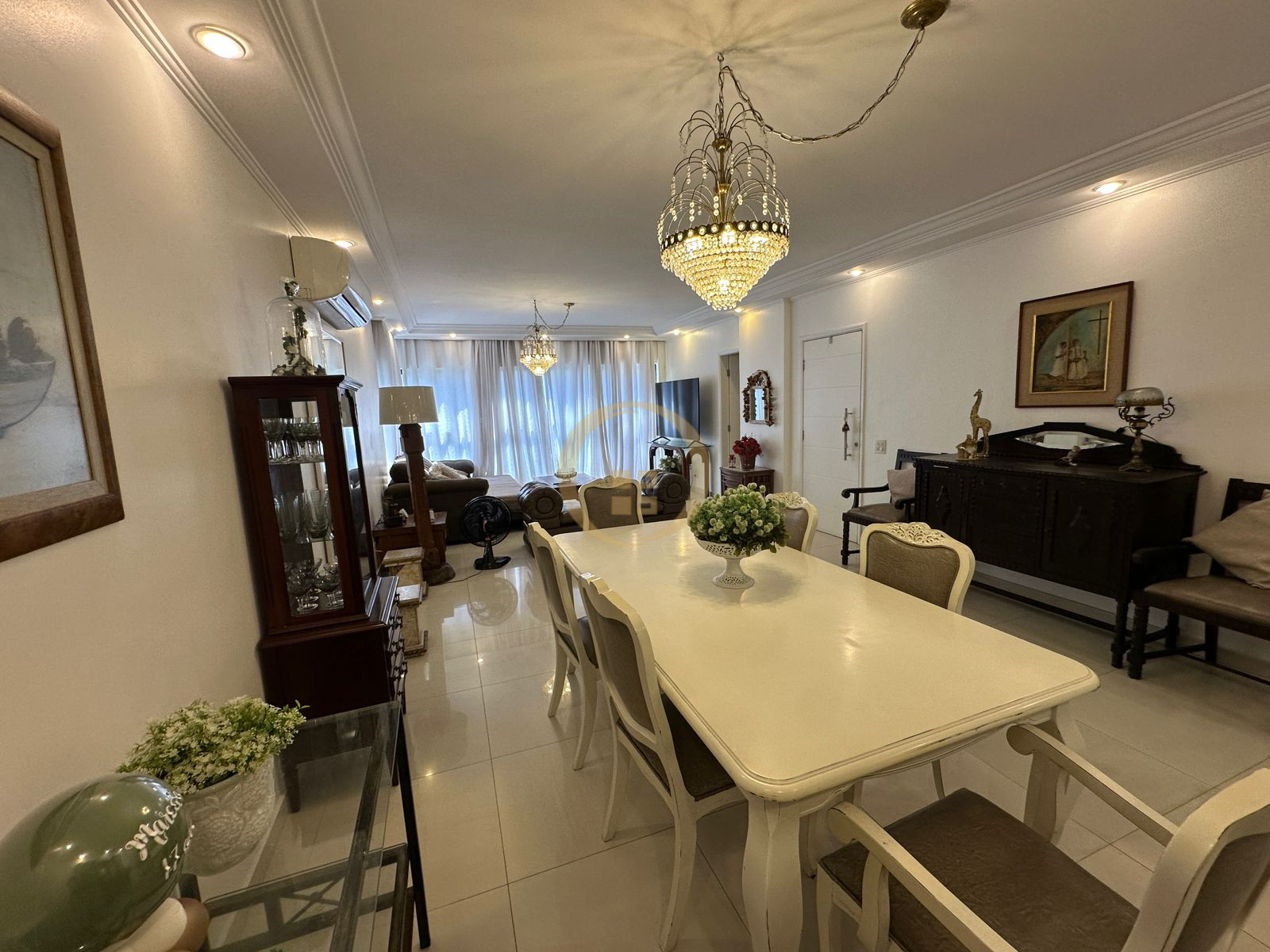 Apartamento na Praia das Pitangueiras, Guarujá - SP