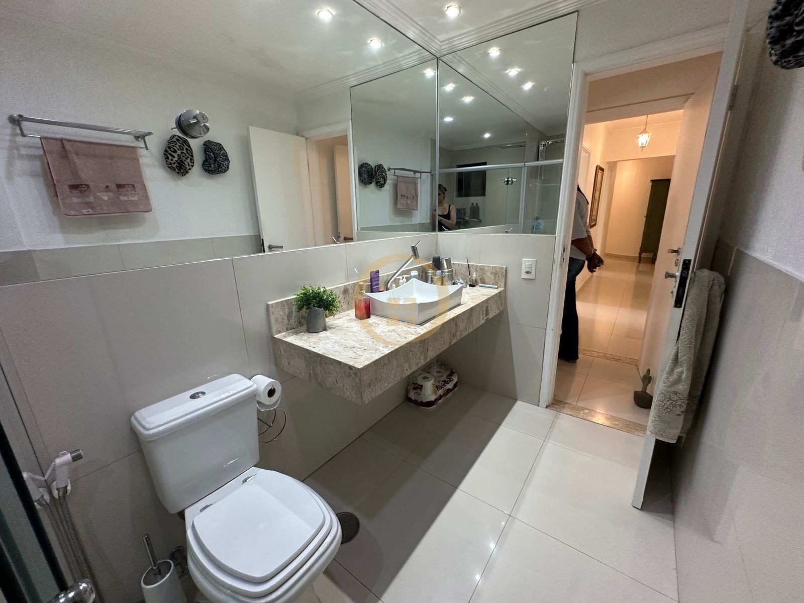 Apartamento na Praia das Pitangueiras, Guarujá - SP