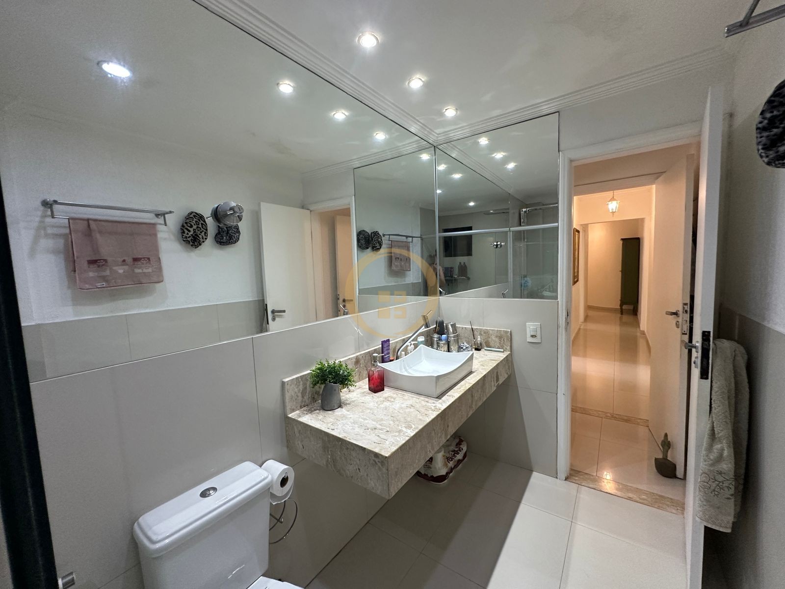 Apartamento na Praia das Pitangueiras, Guarujá - SP