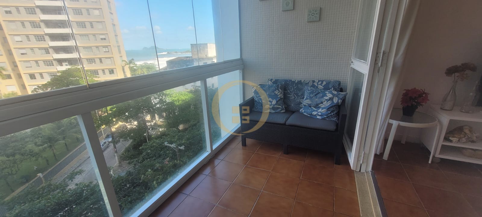 Apartamento na Praia das Pitangueiras, Guarujá - SP
