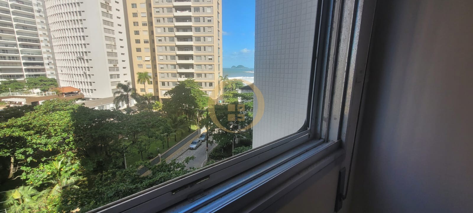 Apartamento na Praia das Pitangueiras, Guarujá - SP