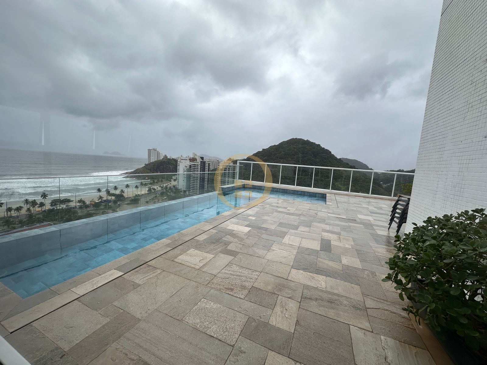 Apartamento na Praia da Enseada, Guarujá - SP