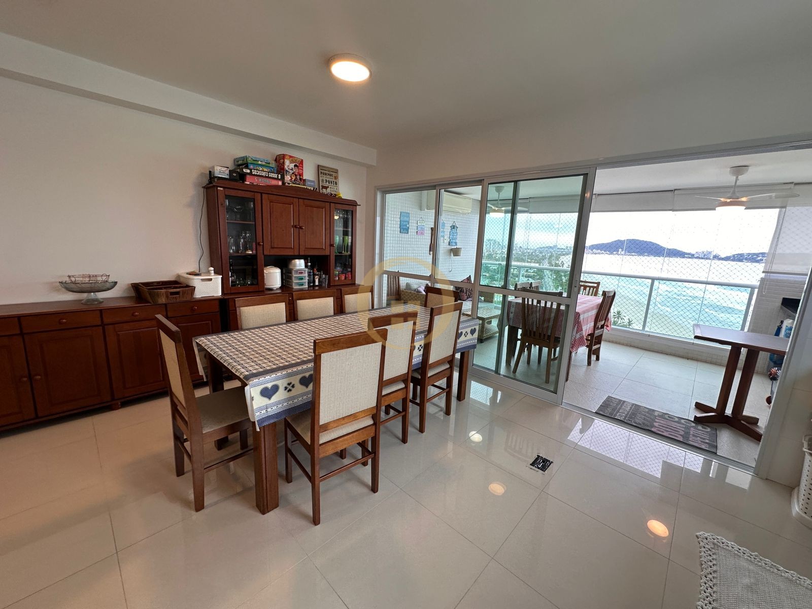 Apartamento na Praia da Enseada, Guarujá - SP