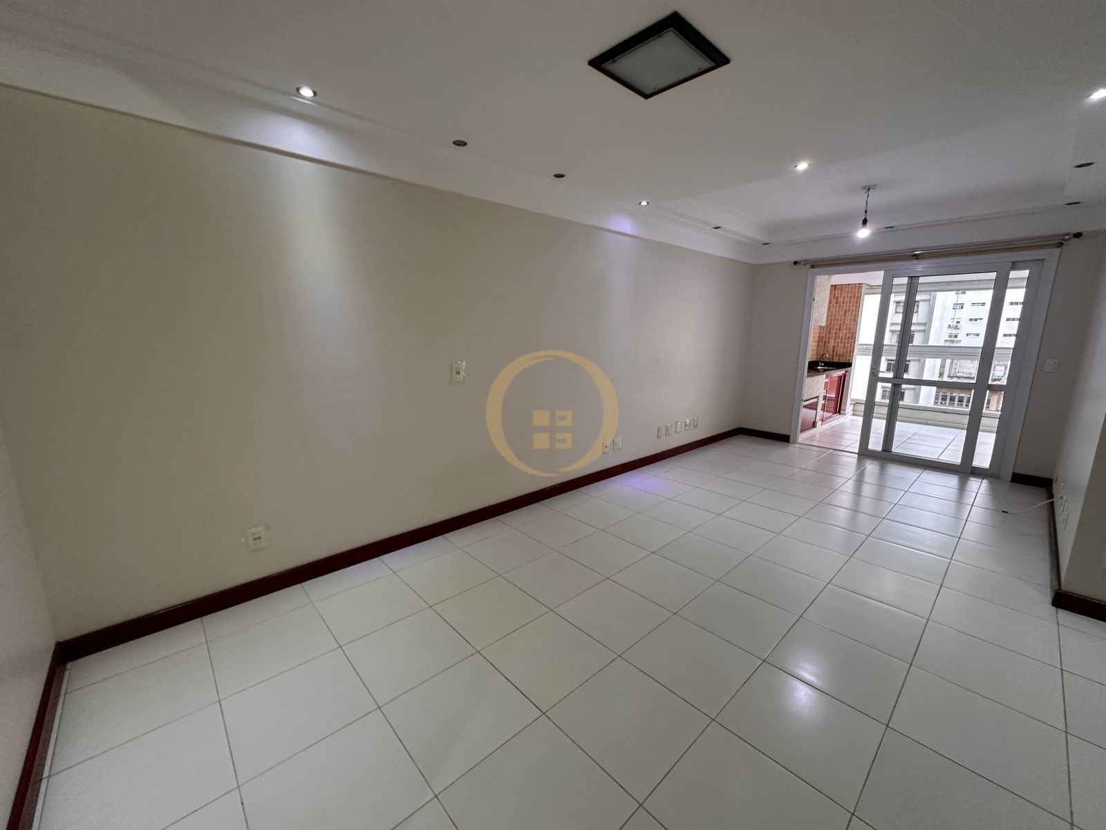 Apartamento na Praia das Pitangueiras, Guarujá - SP