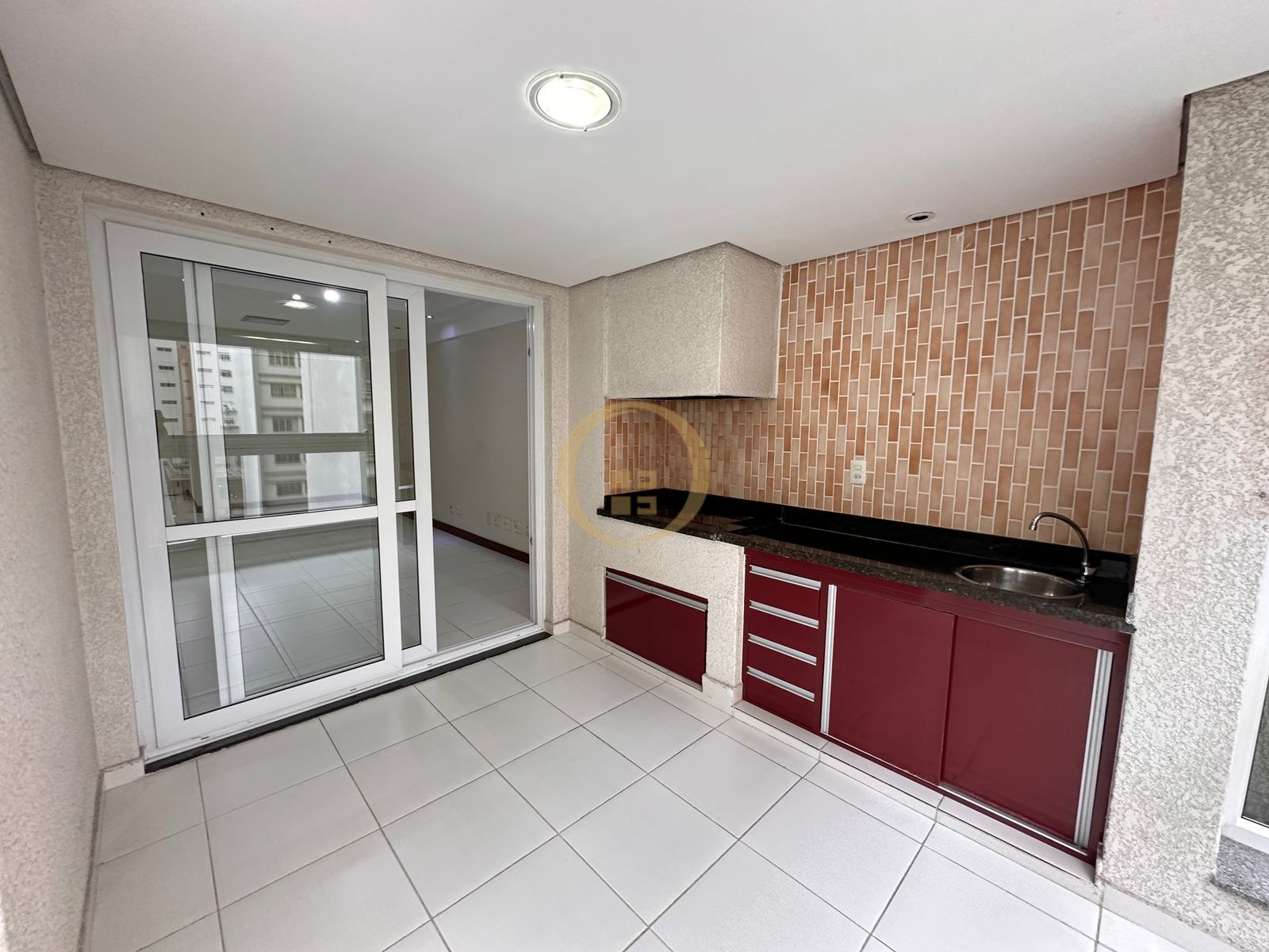 Apartamento na Praia das Pitangueiras, Guarujá - SP