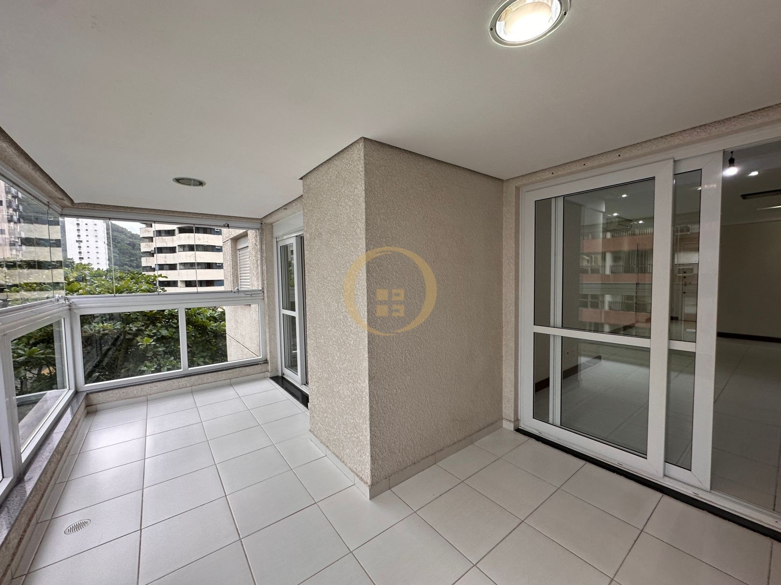 Apartamento na Praia das Pitangueiras, Guarujá - SP