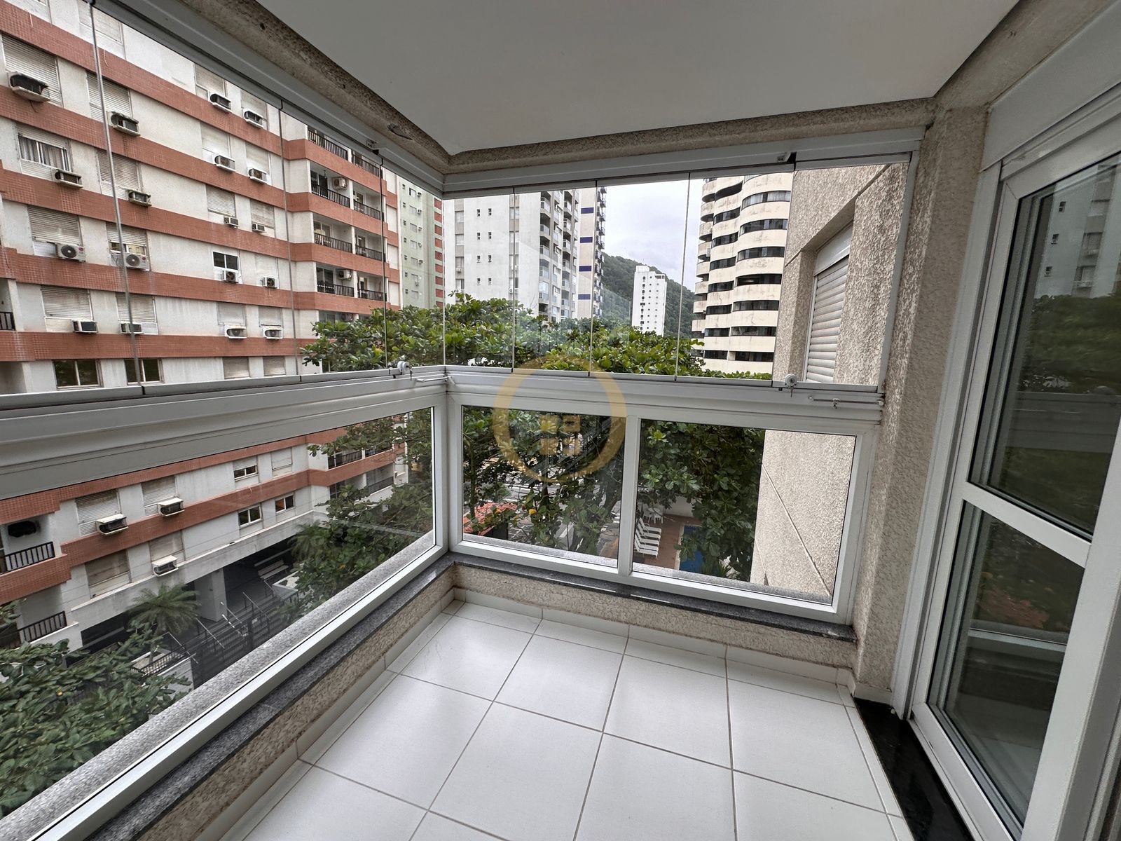 Apartamento na Praia das Pitangueiras, Guarujá - SP