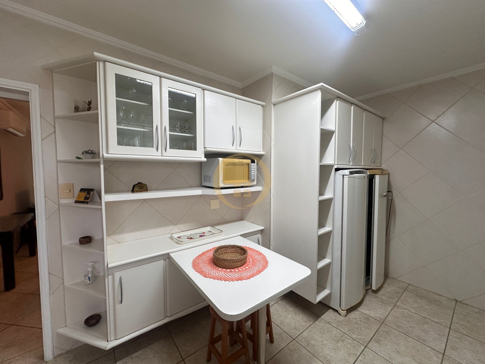 Apartamento na Praia das Pitangueiras, Guarujá - SP
