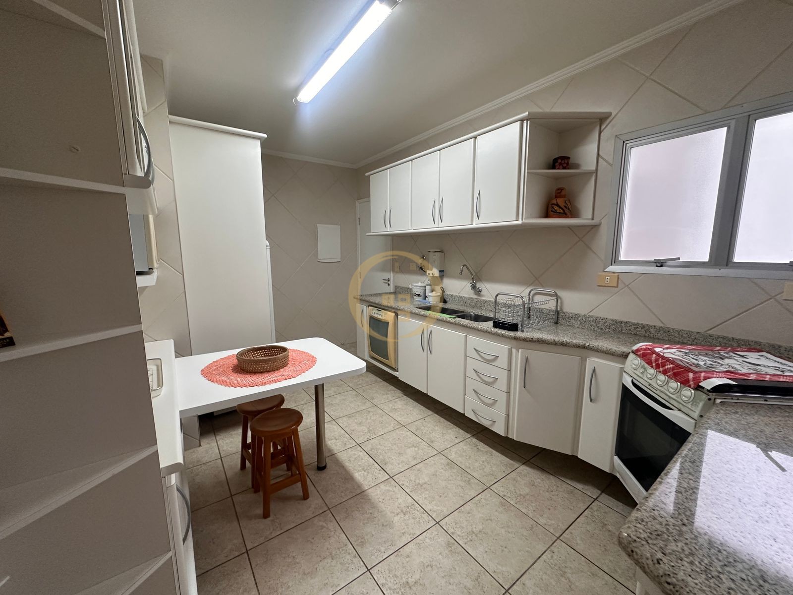 Apartamento na Praia das Pitangueiras, Guarujá - SP