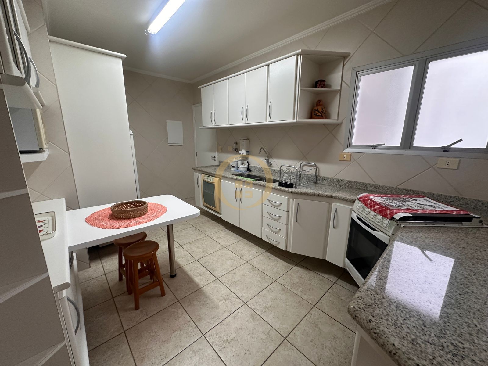 Apartamento na Praia das Pitangueiras, Guarujá - SP