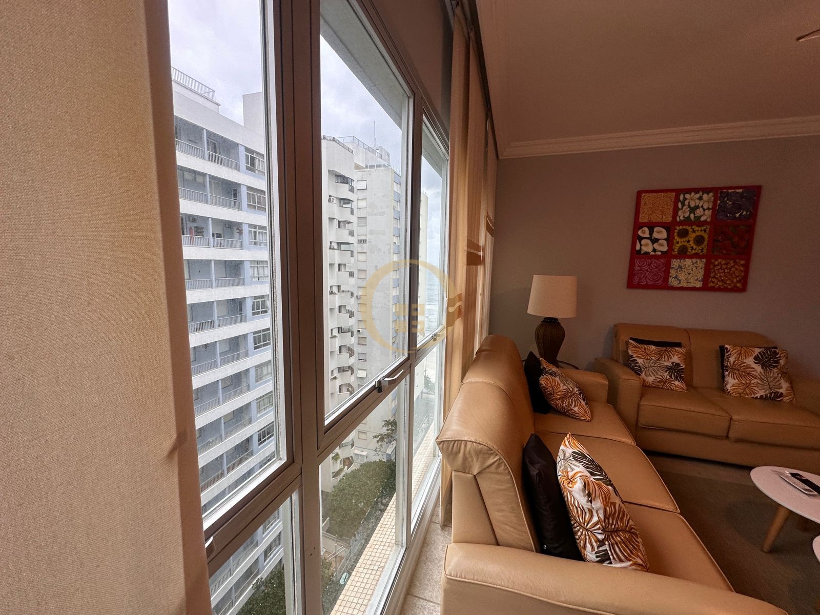 Apartamento na Praia das Pitangueiras, Guarujá - SP