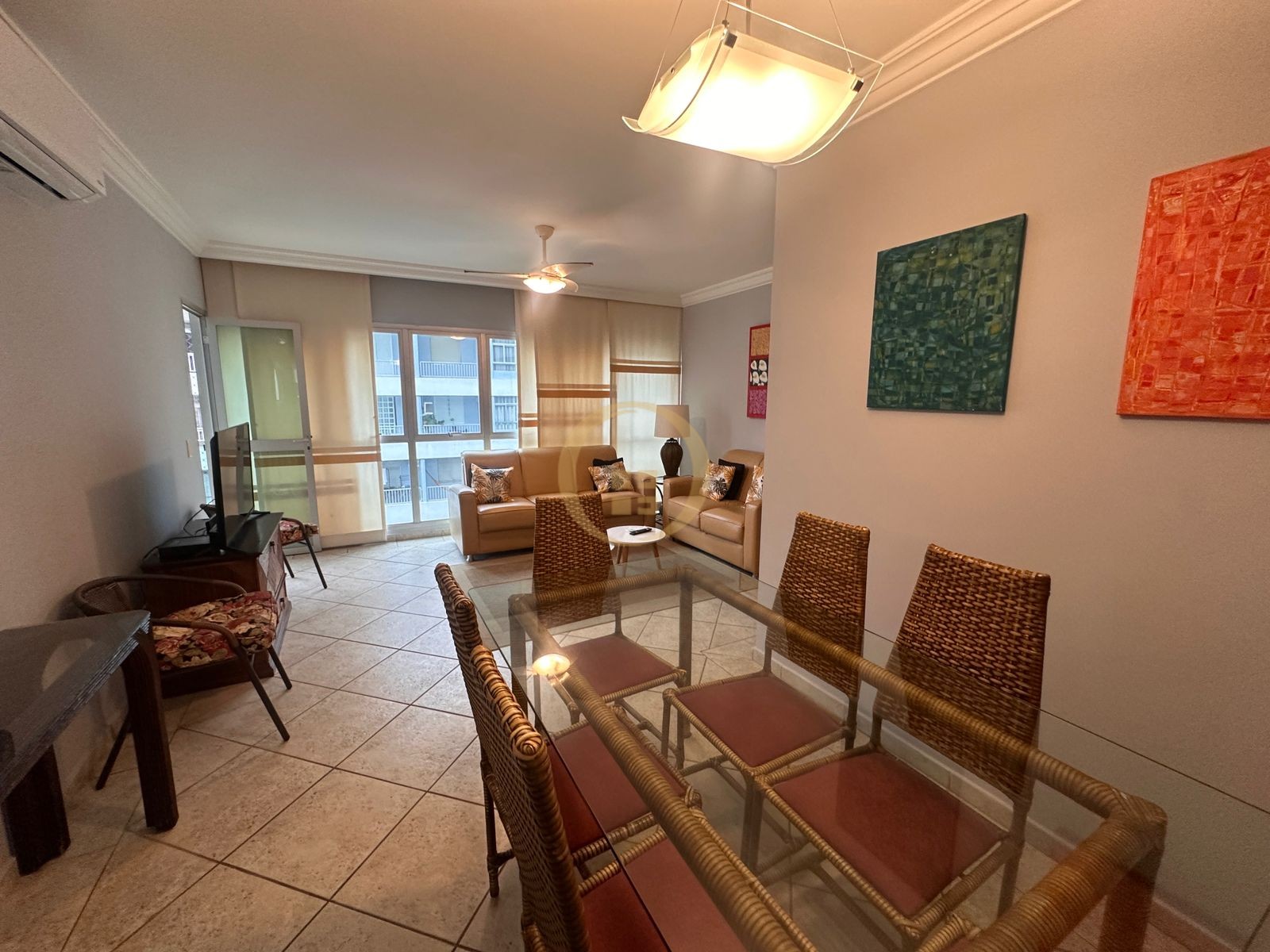 Apartamento na Praia das Pitangueiras, Guarujá - SP