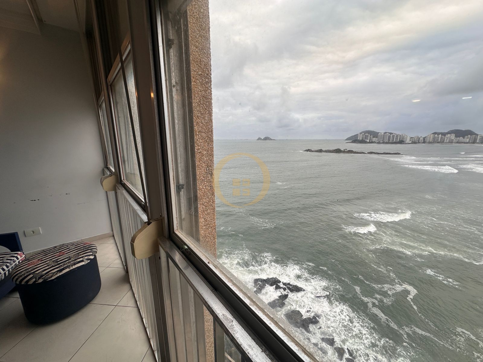 Apartamento na Praia das Pitangueiras, Guarujá - SP