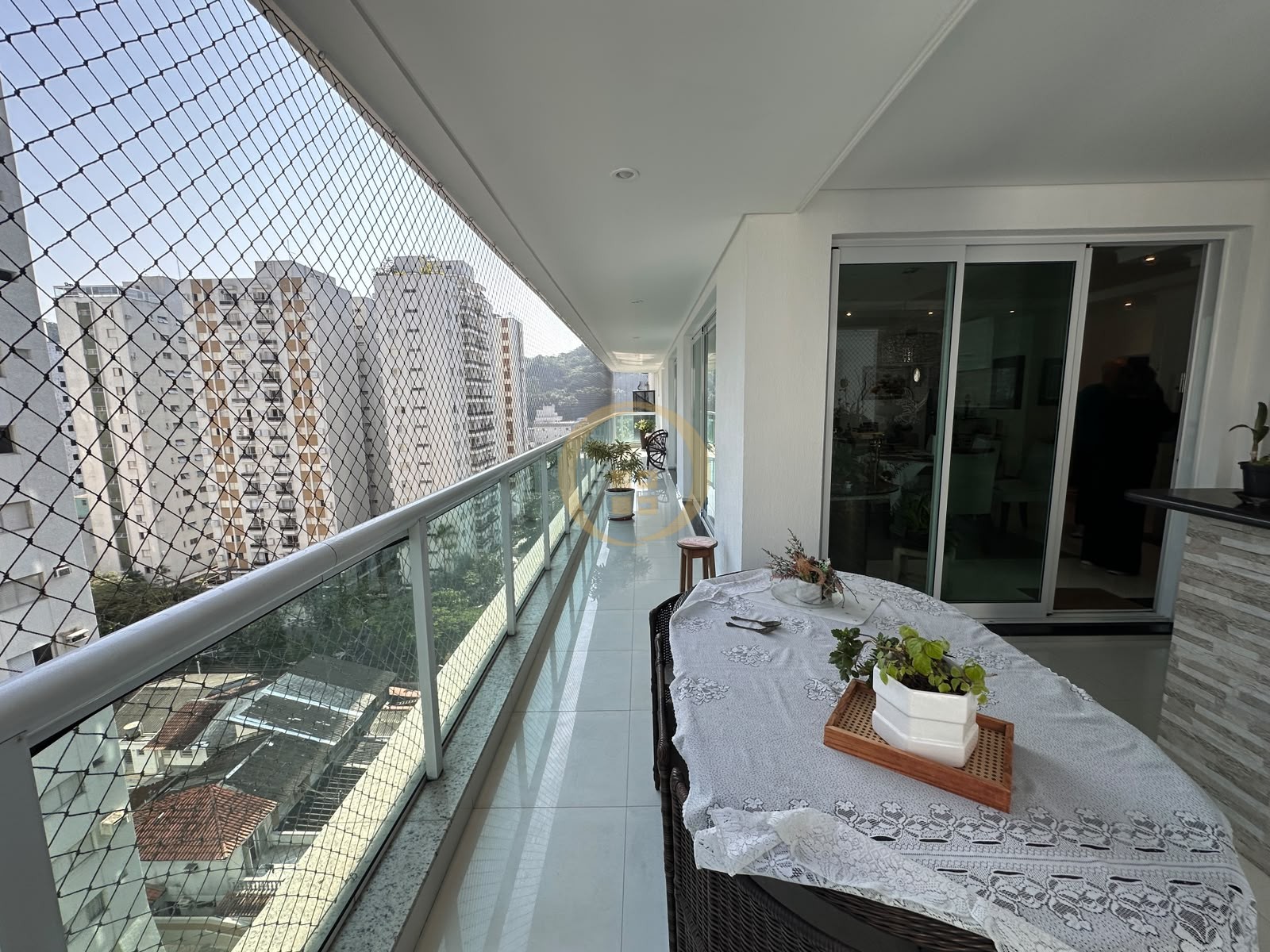 Apartamento na Praia das Pitangueiras, Guarujá - SP