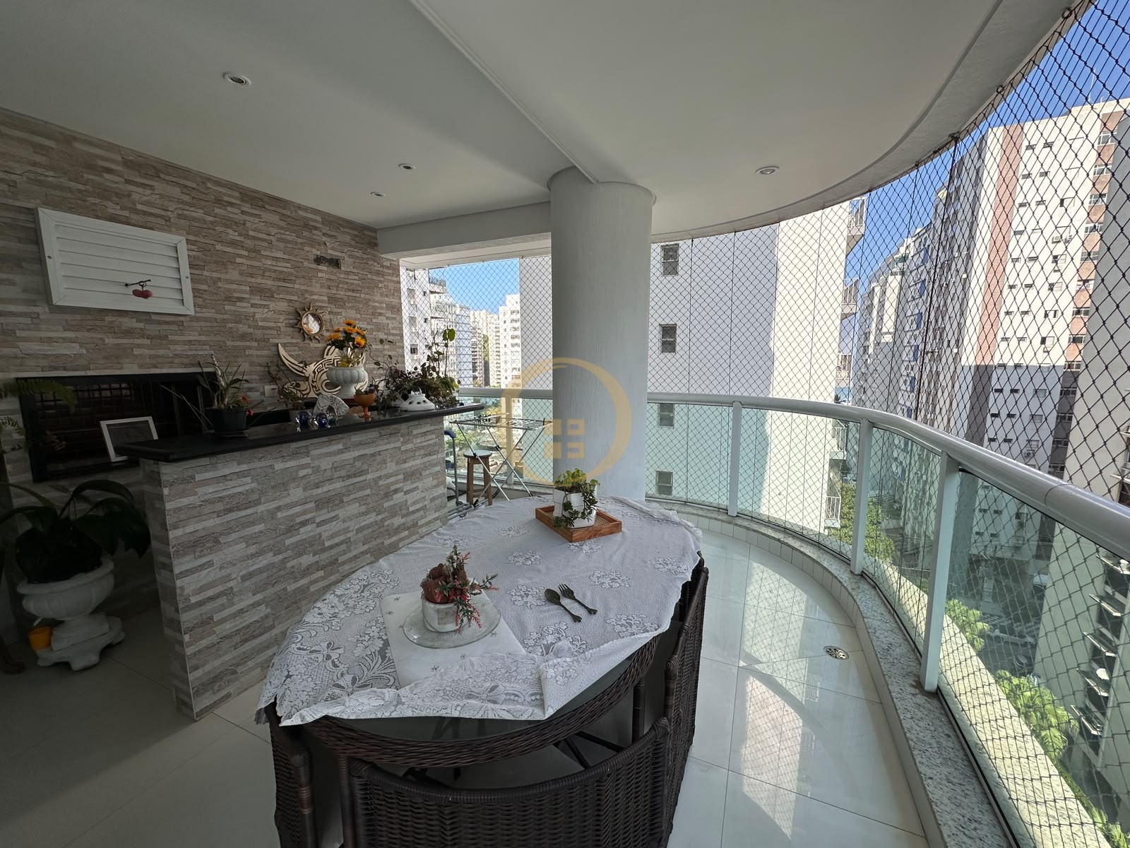 Apartamento na Praia das Pitangueiras, Guarujá - SP