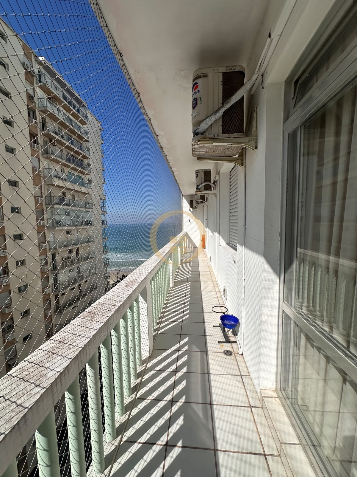 Apartamento na Praia das Pitangueiras, Guarujá - SP