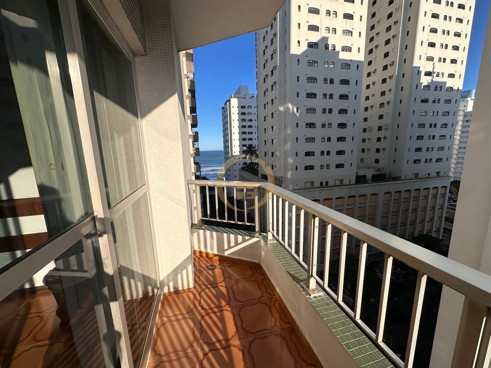 Apartamento na Praia das Pitangueiras, Guarujá - SP