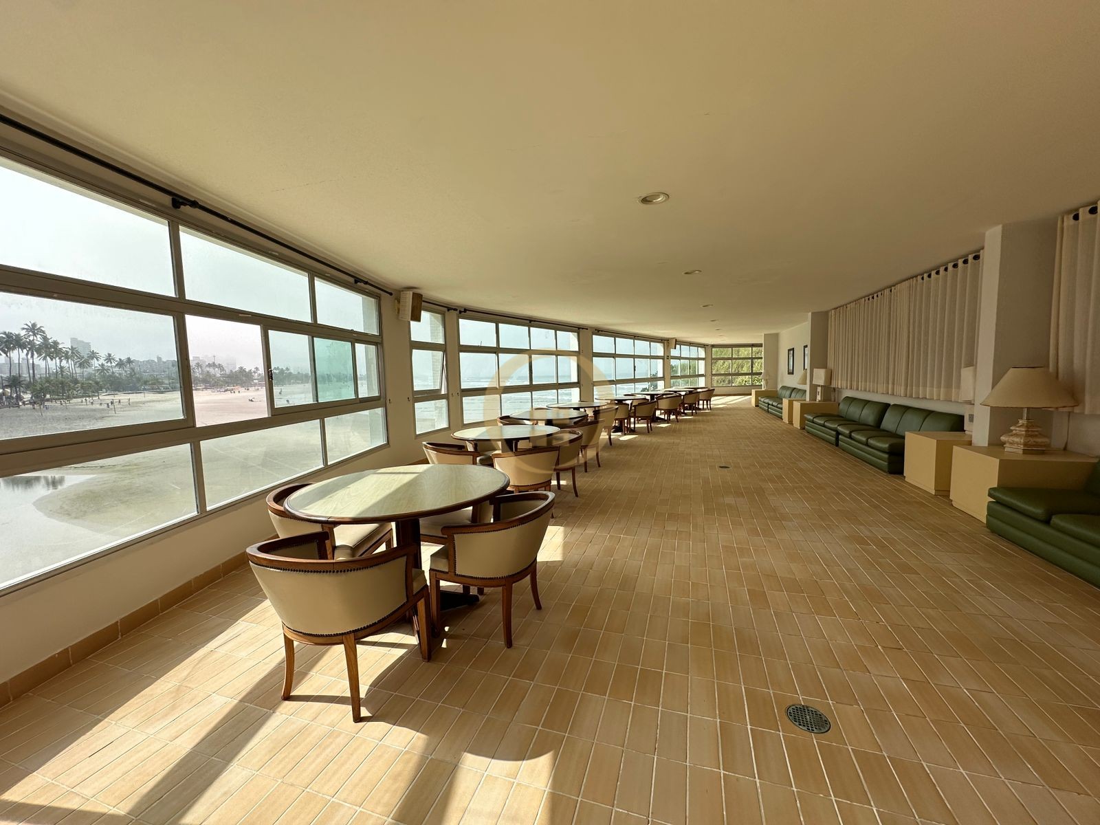 Apartamento Frente ao Mar nas Pitangueiras, Guarujá - SP
