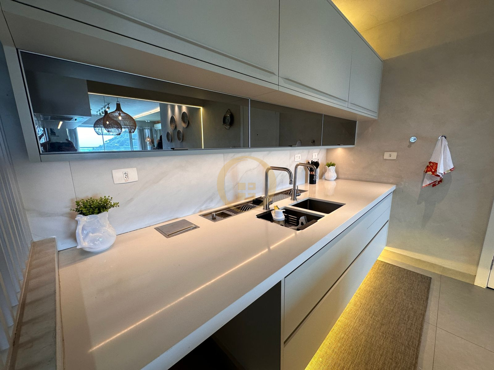 Apartamento Frente ao Mar nas Pitangueiras, Guarujá - SP