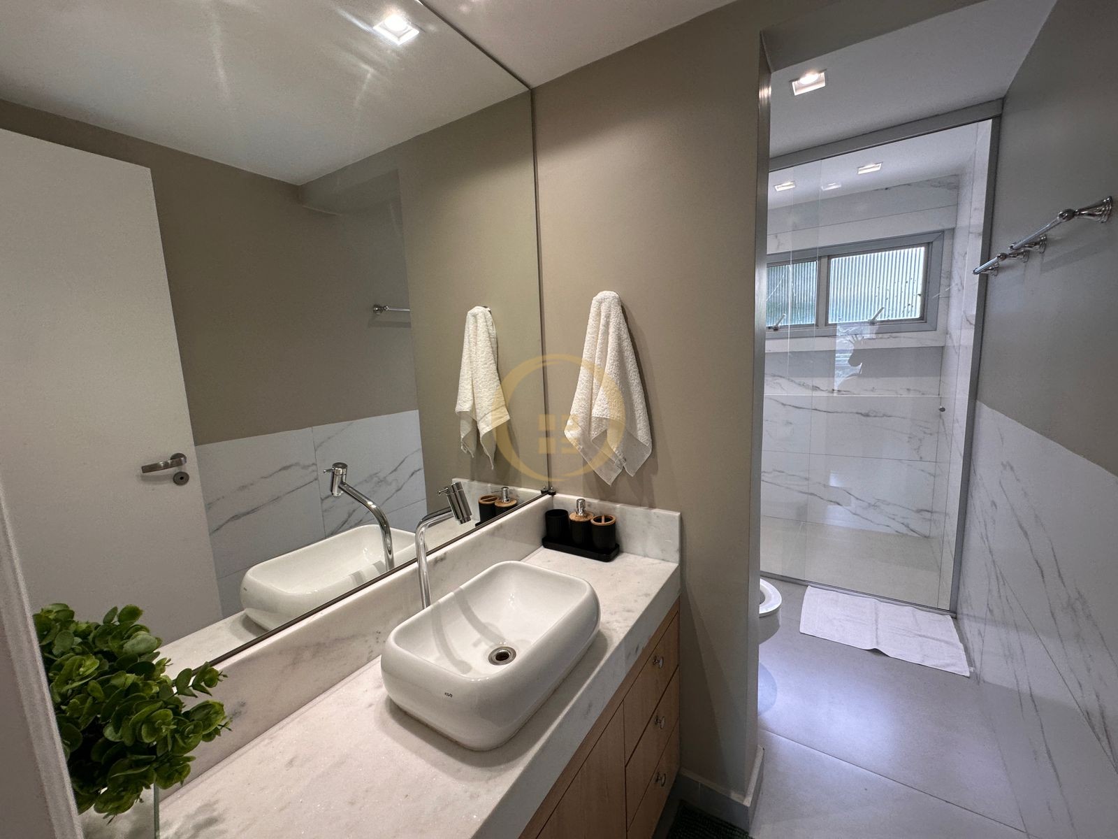 Apartamento Frente ao Mar nas Pitangueiras, Guarujá - SP