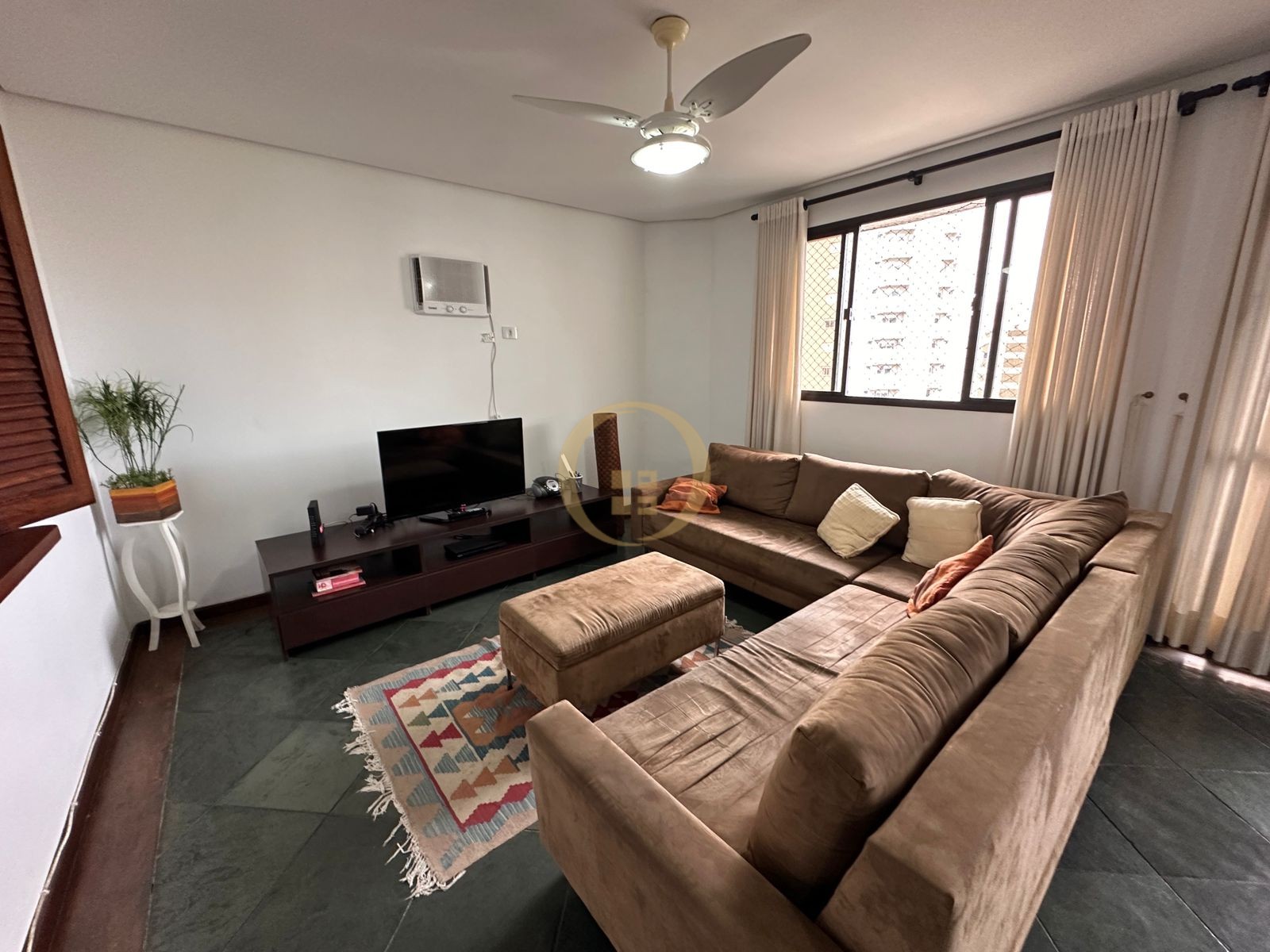 Apartamento na Praia das Pitangueiras, Guarujá - SP