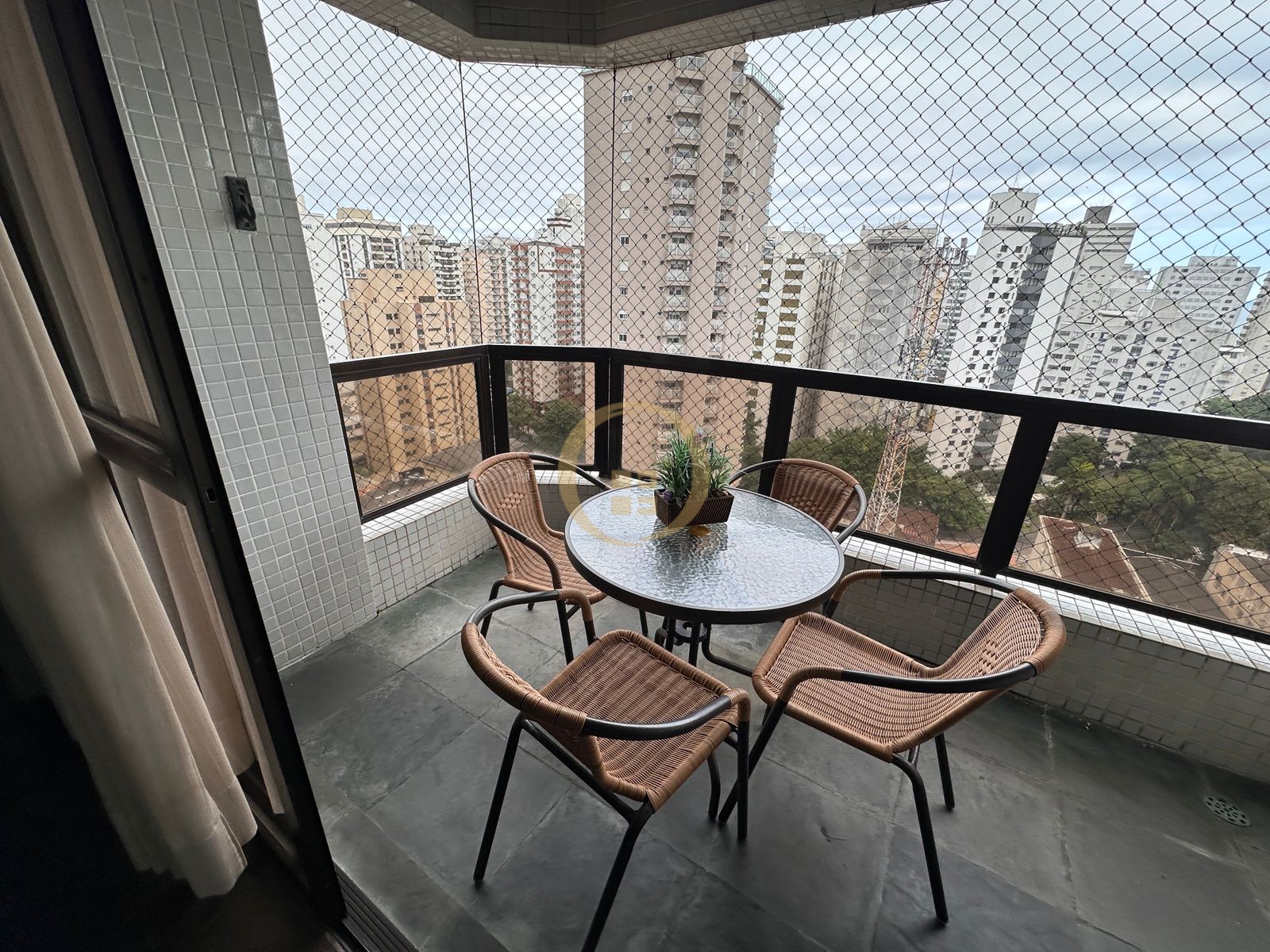 Apartamento na Praia das Pitangueiras, Guarujá - SP