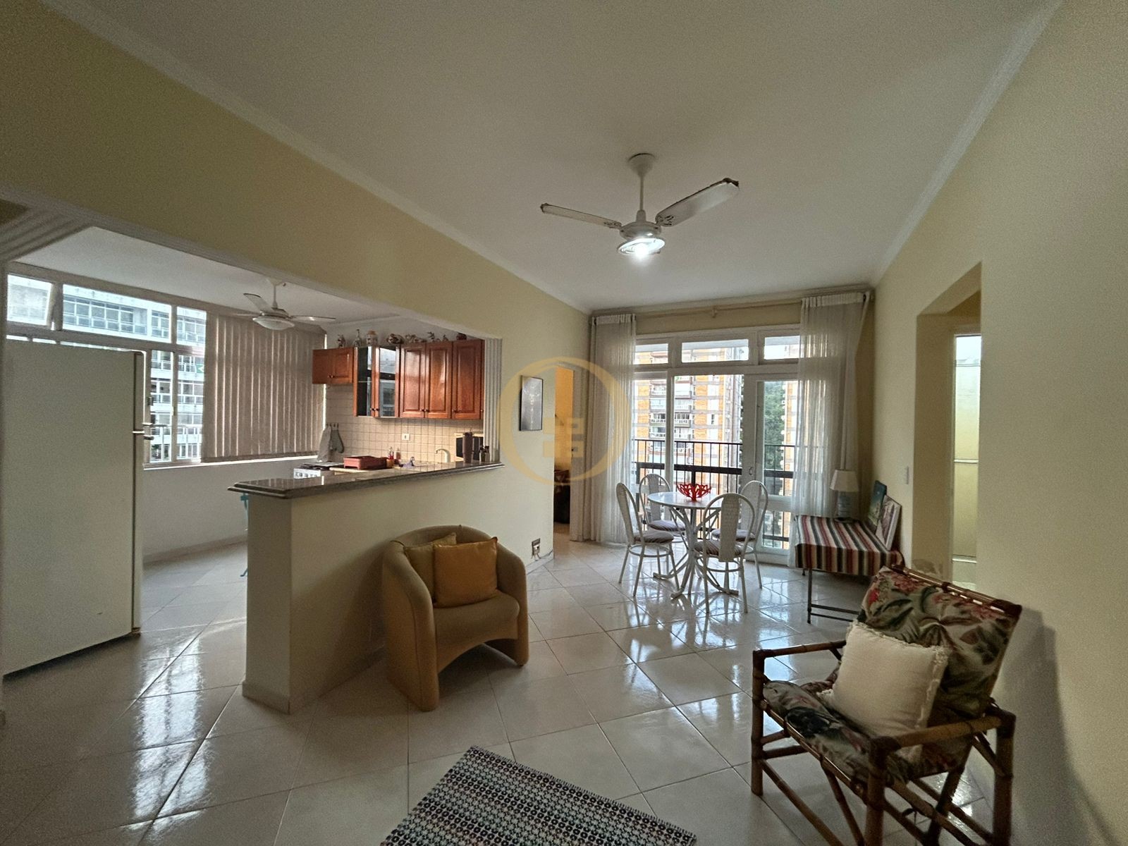 Apartamento na Praia das Pitangueiras, Guarujá - SP