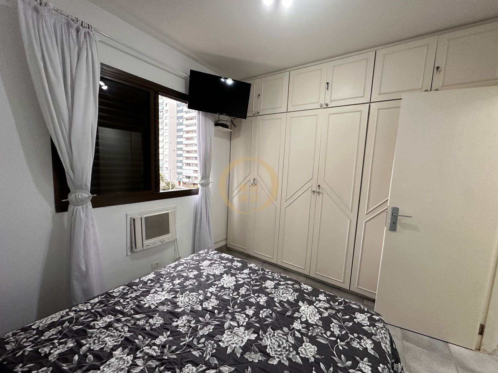 Apartamento na Praia das Pitangueiras, Guarujá - SP