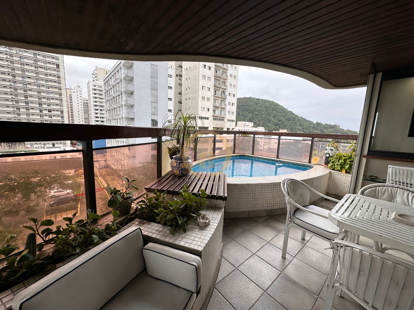 Apartamento na Praia das Pitangueiras, Guarujá - SP