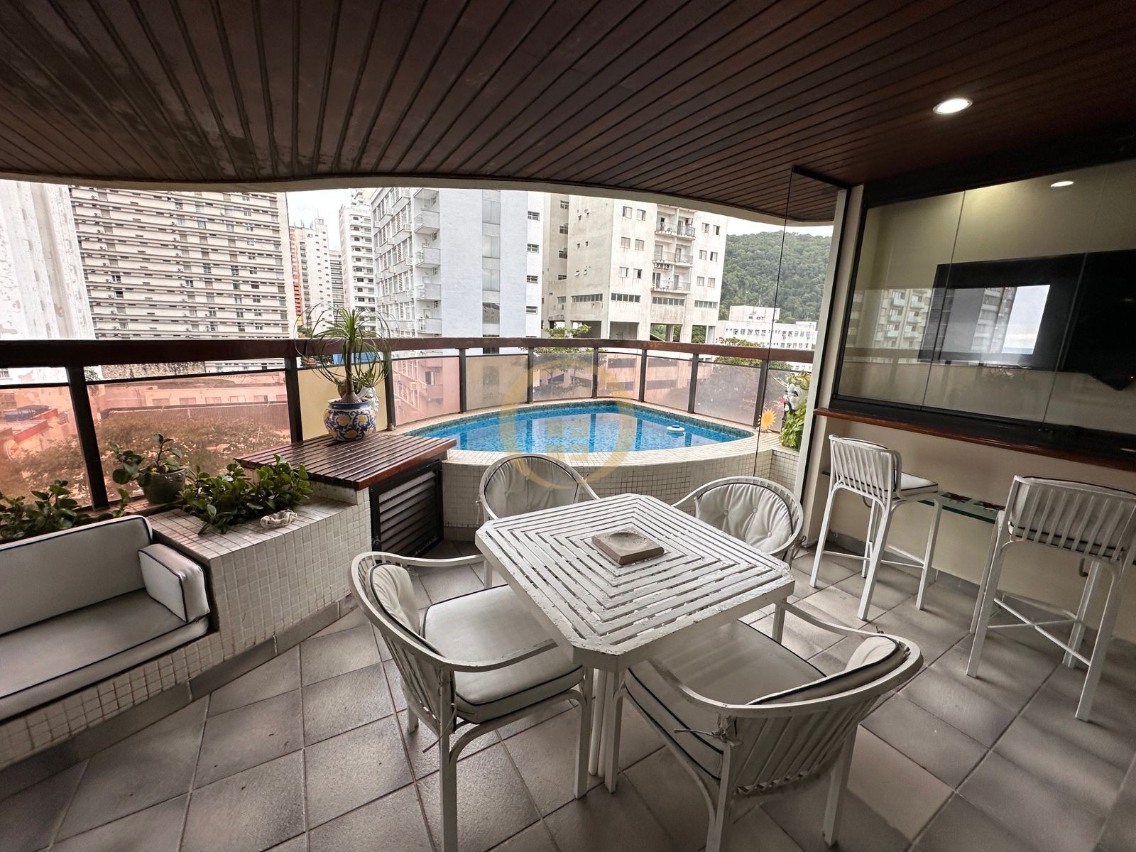 Apartamento na Praia das Pitangueiras, Guarujá - SP