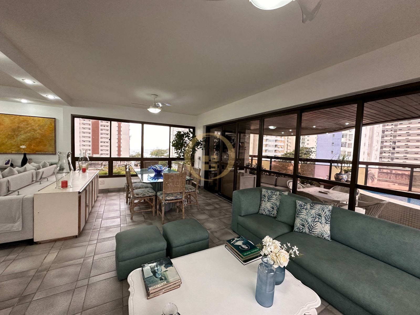 Apartamento na Praia das Pitangueiras, Guarujá - SP