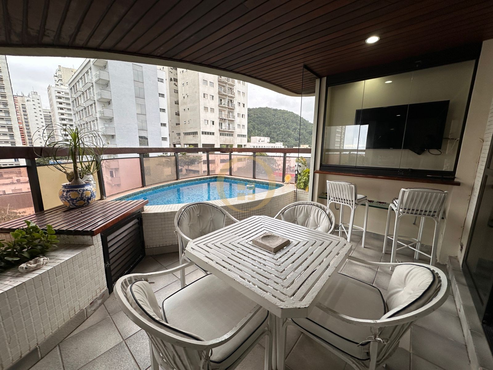 Apartamento na Praia das Pitangueiras, Guarujá - SP