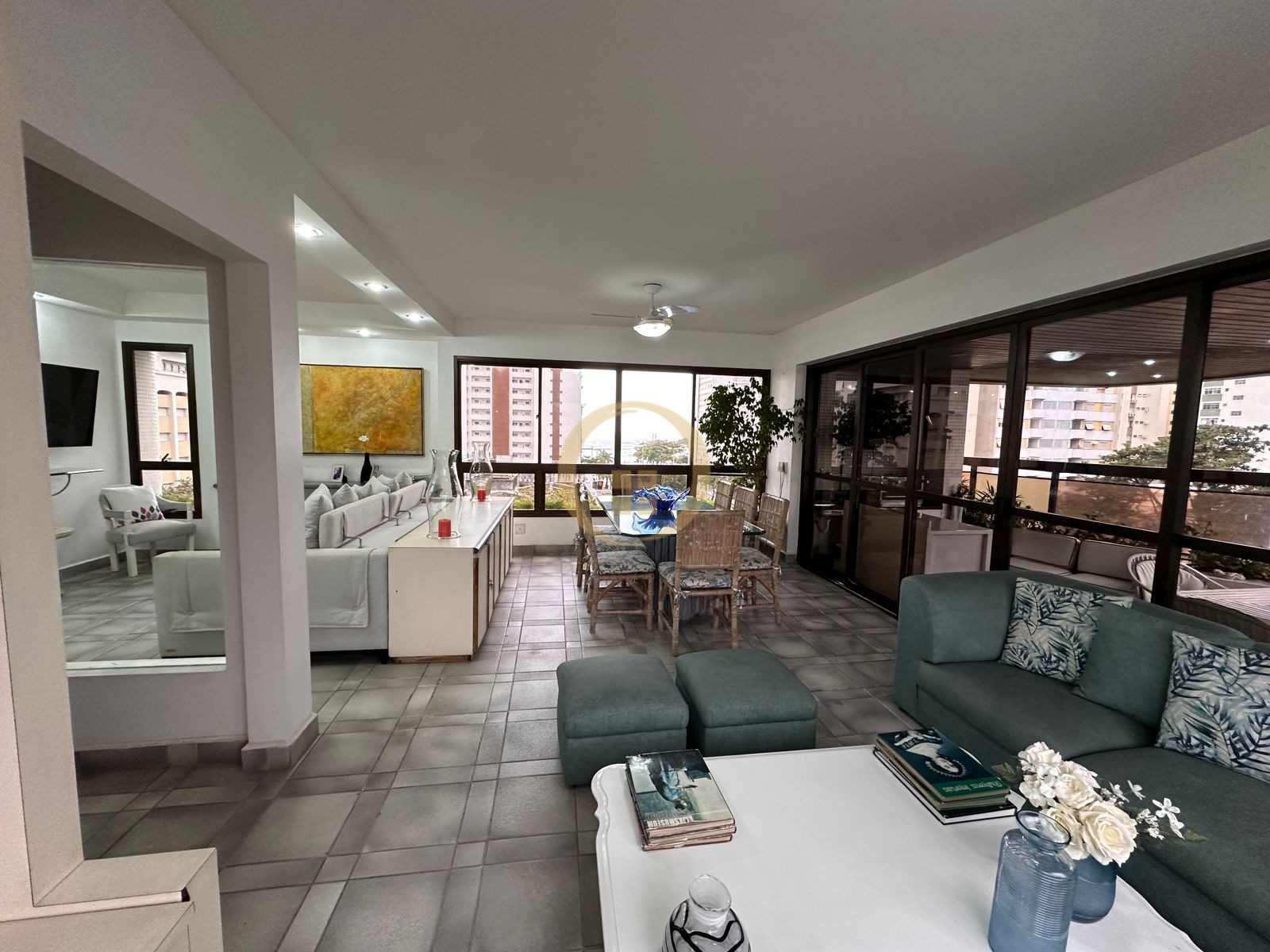 Apartamento na Praia das Pitangueiras, Guarujá - SP