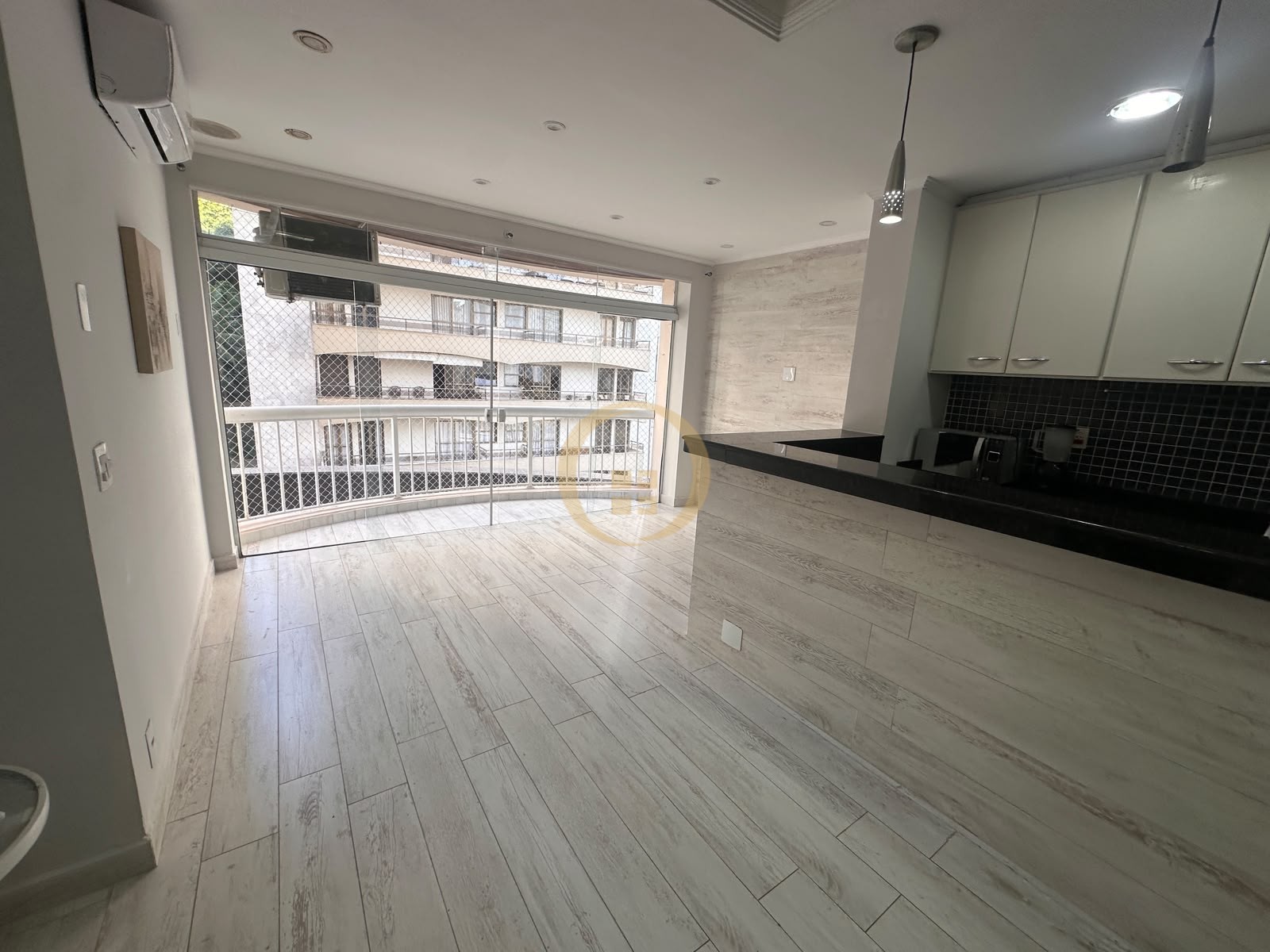 Apartamento na Praia das Pitangueiras, Guarujá - SP