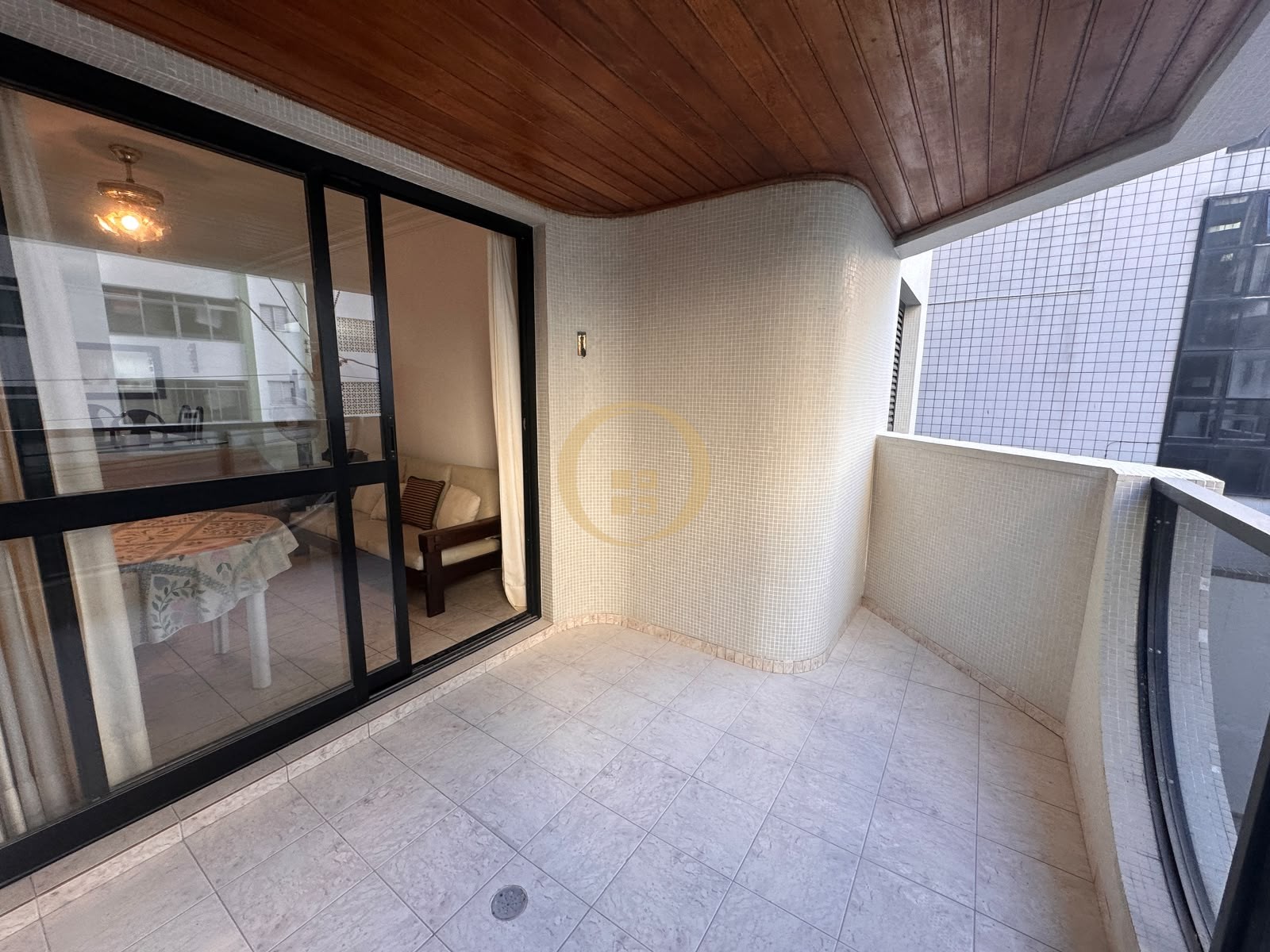 Apartamento na Praia das Pitangueiras, Guarujá - SP