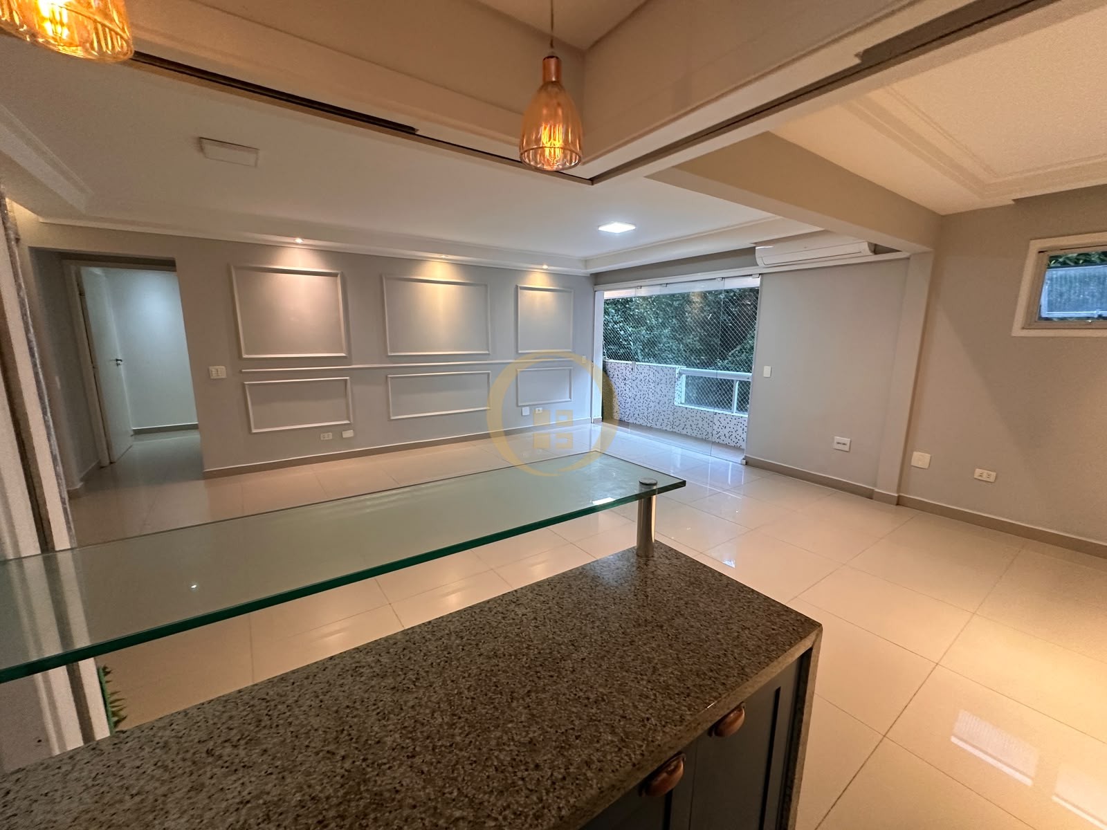Apartamento na Praia das Pitangueiras, Guarujá - SP