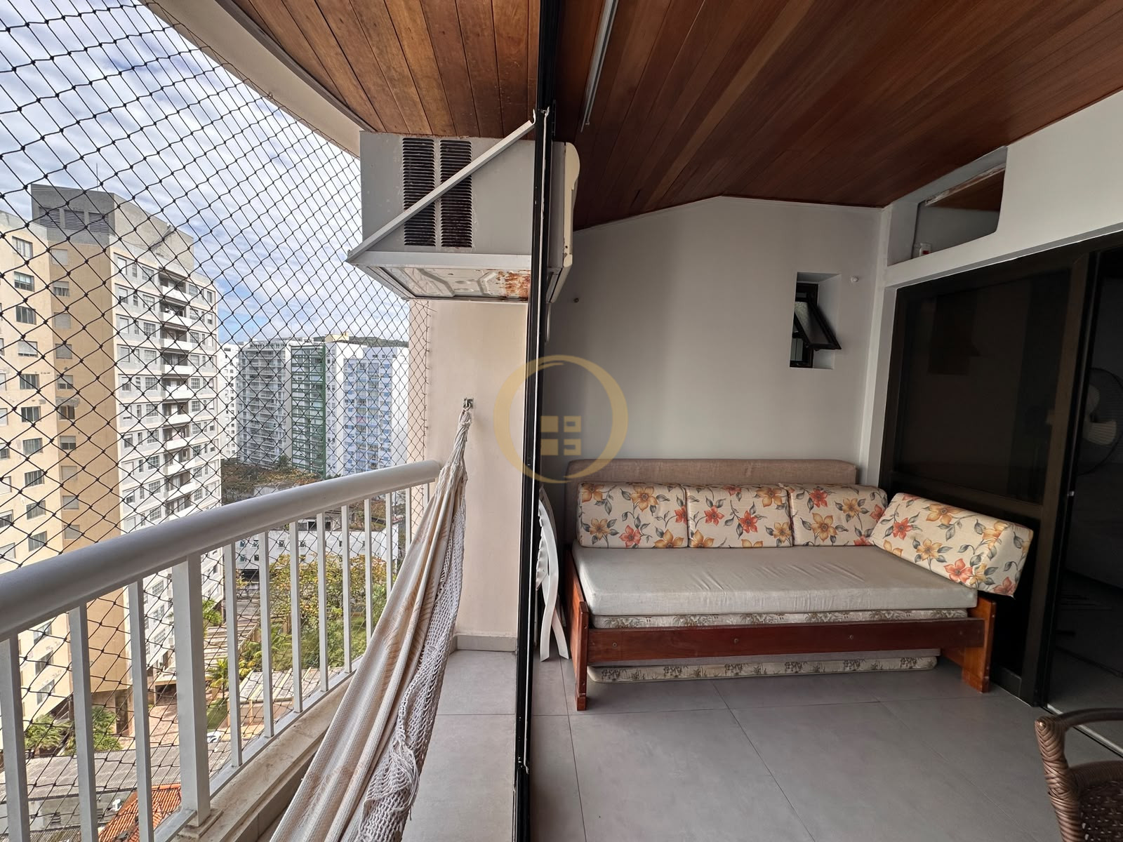 Apartamento na Praia das Pitangueiras, Guarujá - SP