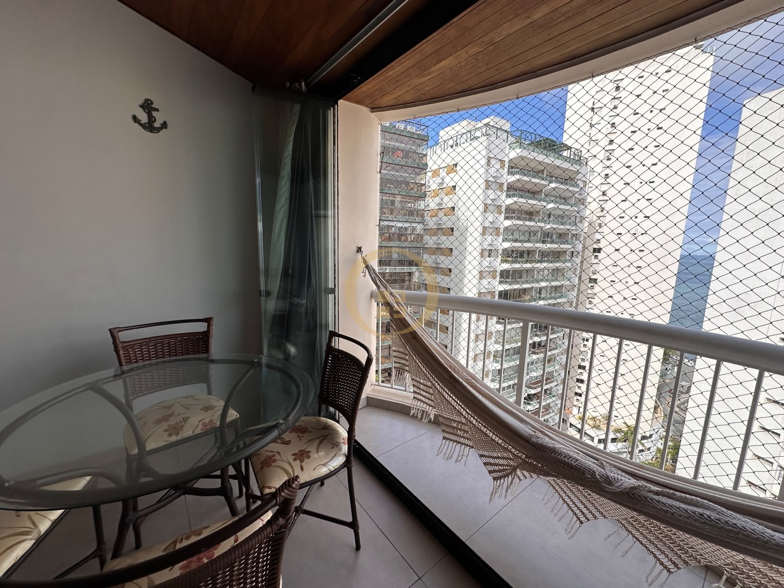 Apartamento na Praia das Pitangueiras, Guarujá - SP