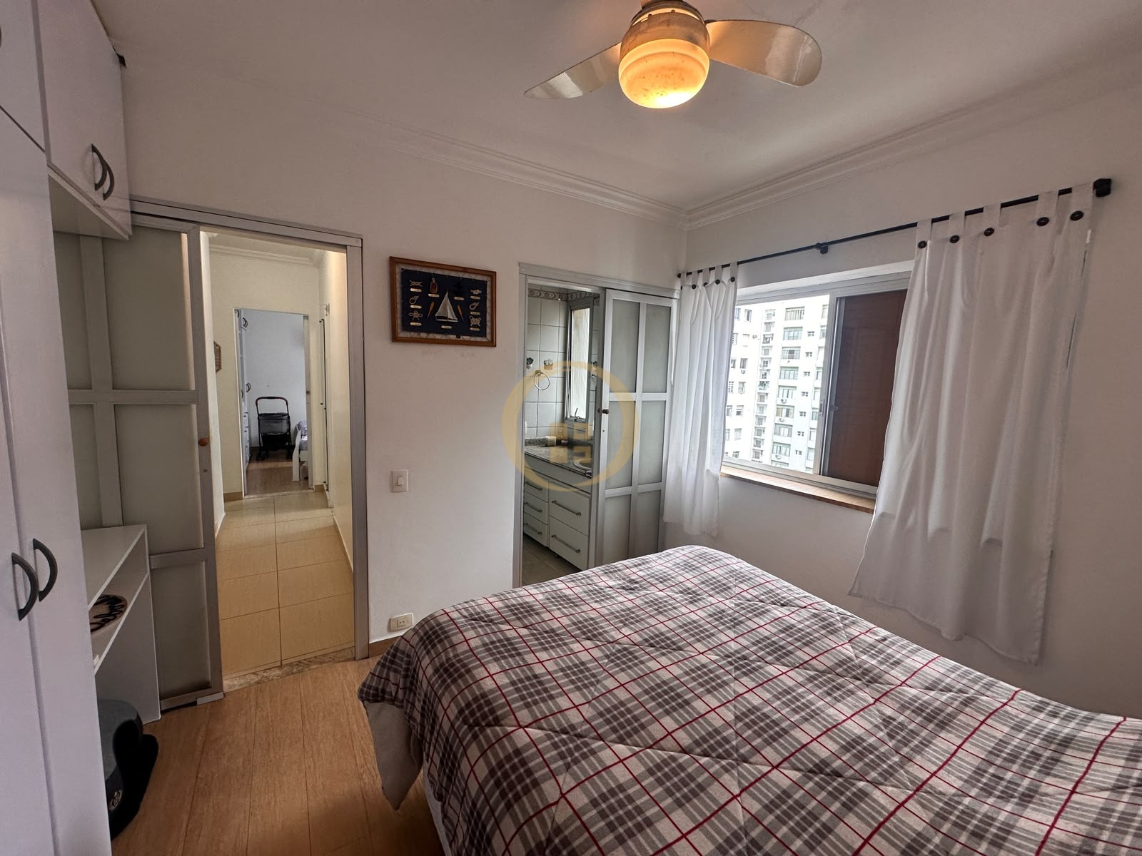 Apartamento na Praia das Pitangueiras, Guarujá - SP