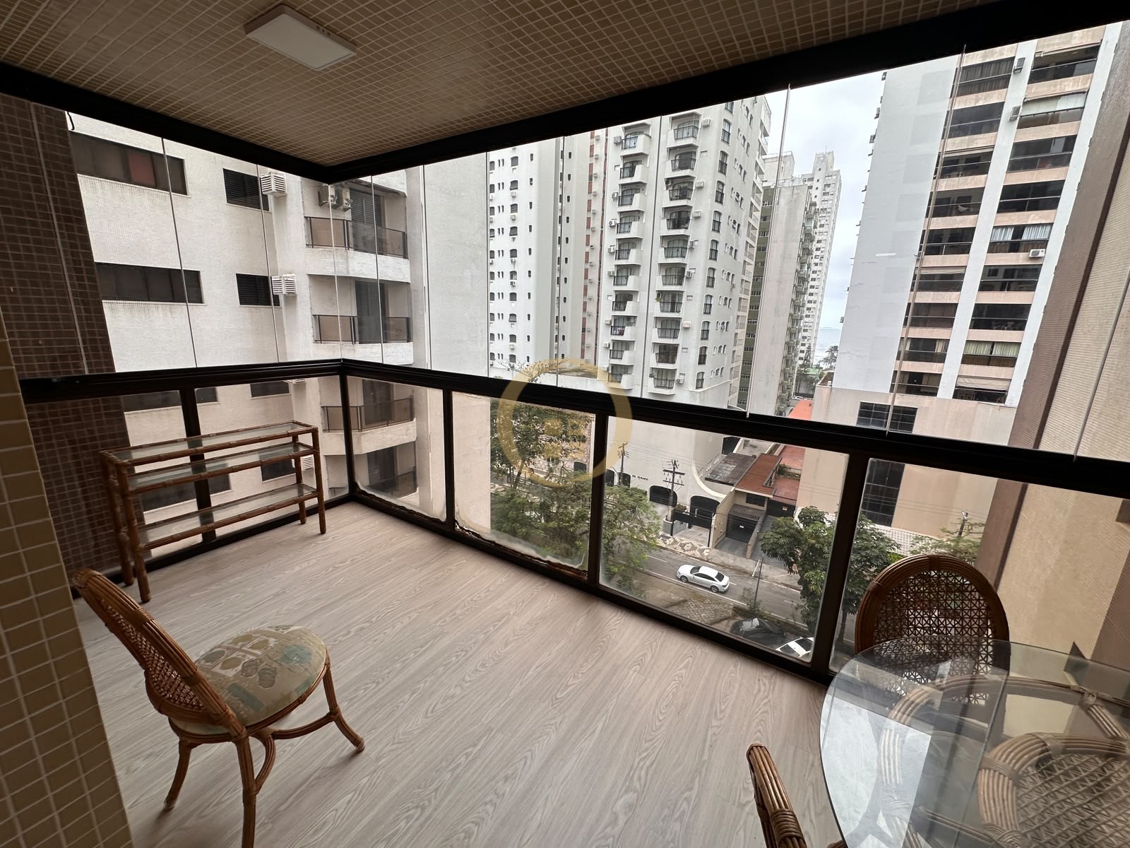 Apartamento na Praia das Pitangueiras, Guarujá - SP