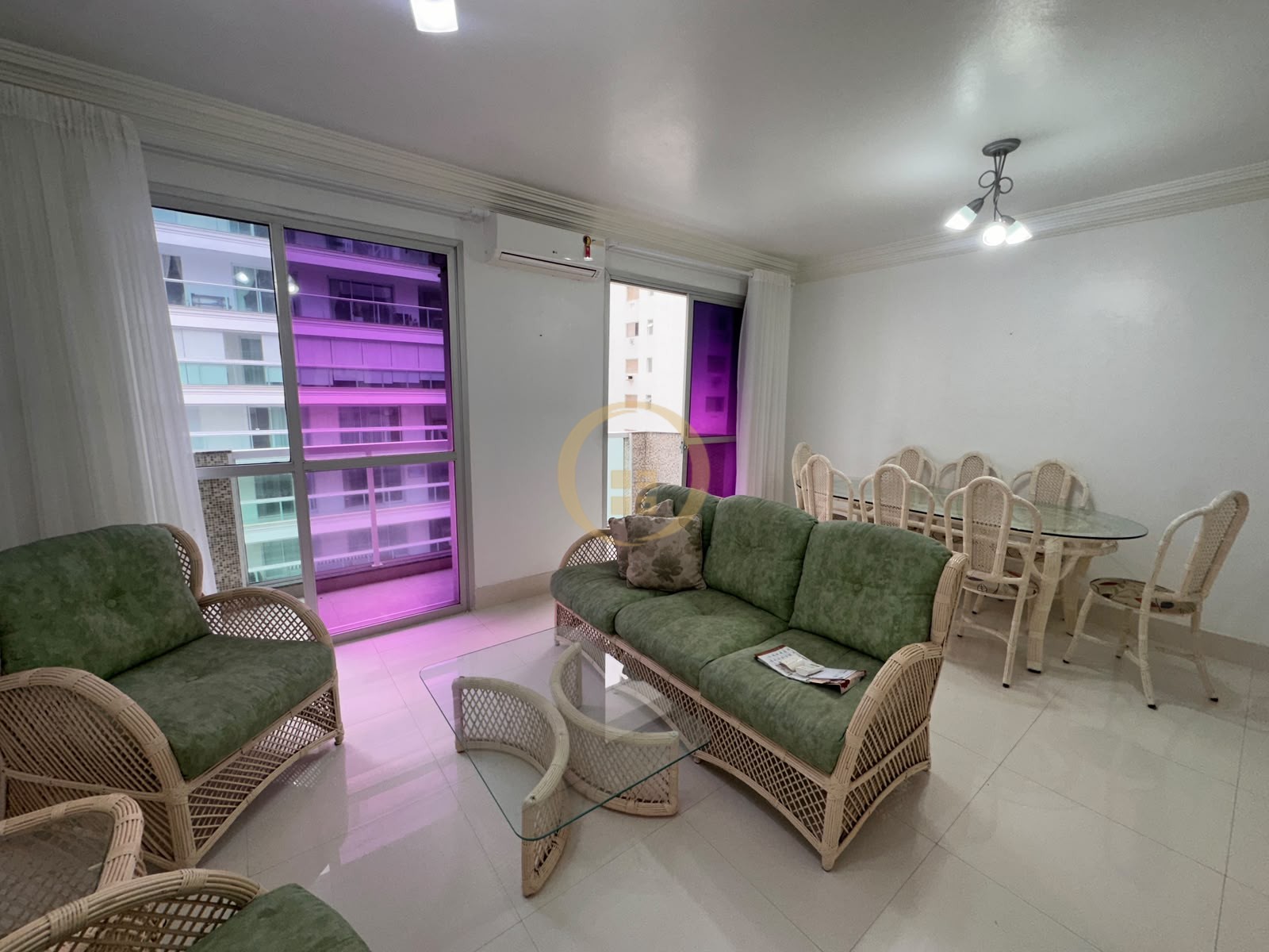 Apartamento na Praia das Pitangueiras, Guarujá - SP