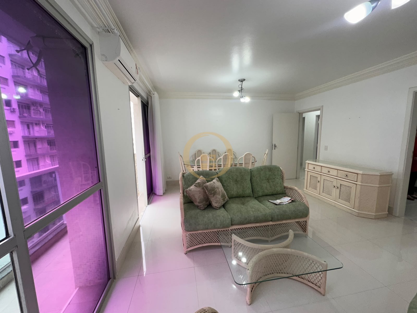 Apartamento na Praia das Pitangueiras, Guarujá - SP