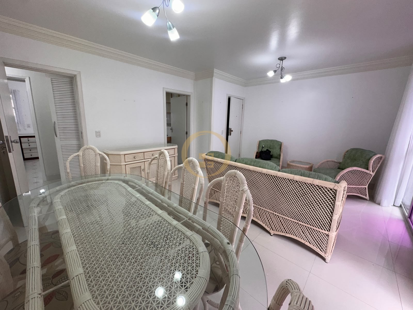 Apartamento na Praia das Pitangueiras, Guarujá - SP