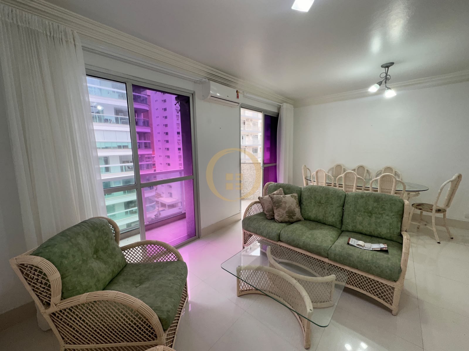 Apartamento na Praia das Pitangueiras, Guarujá - SP