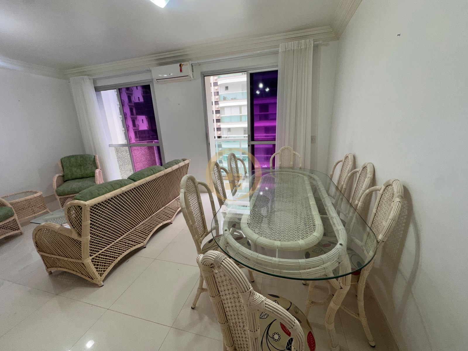Apartamento na Praia das Pitangueiras, Guarujá - SP