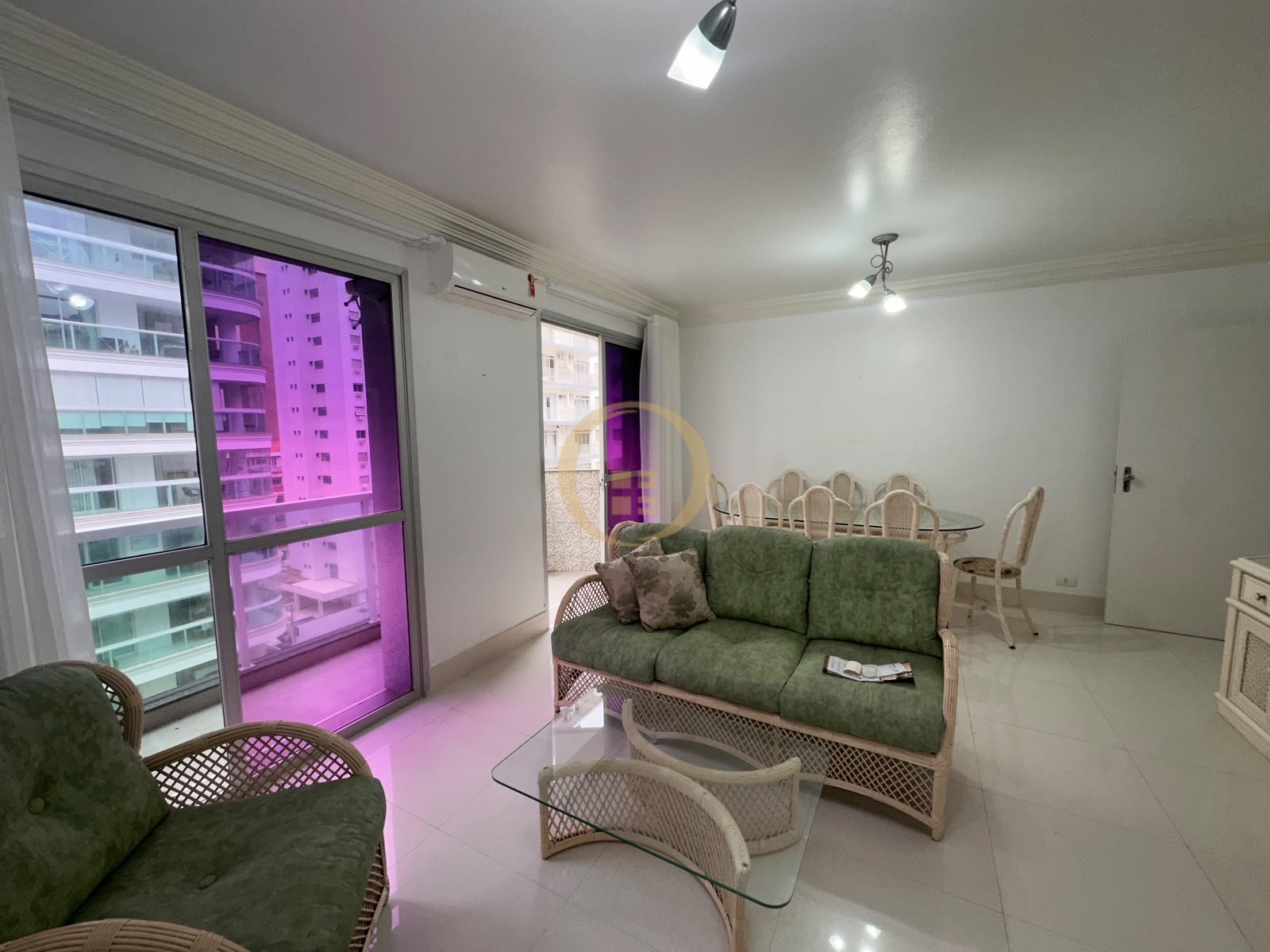 Apartamento na Praia das Pitangueiras, Guarujá - SP